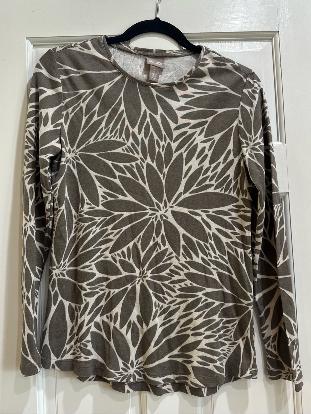 Chico’s Women’s Taupe Gray Flower Print Cotton Long Sleeve Shirt Size 1 Floral